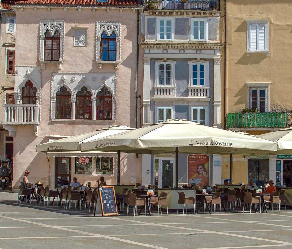 /default/2017/kulinarika/kavarne-bari/Mestna kavarna Piran/